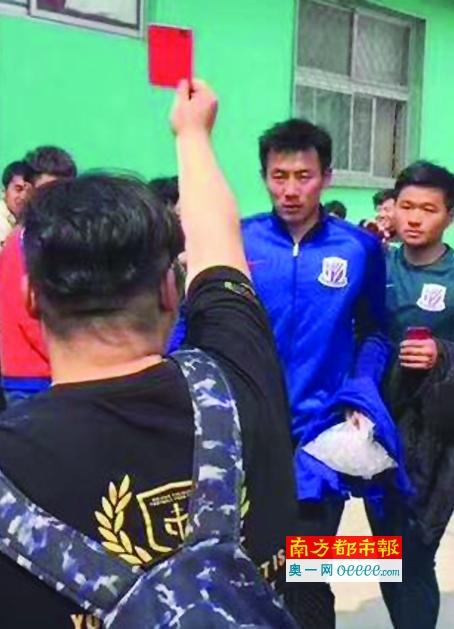 但这球奥斯梅恩越位了，进球无效，尤文仍1-0领先那不勒斯【比赛焦点瞬间】第7分钟，尤文反击推进，坎比亚索内切的射门偏出第8分钟，洛博特卡右路似传似射，什琴斯尼把球按在了门线上第9分钟，波利塔诺尝试一脚远射，打偏了第19分钟，尤文连续进攻，麦肯尼的倒钩被吹了犯规第39分钟，什琴斯尼扑出对手近距离的射门，不过这球也越位在先了半场结束前，克瓦拉茨赫利亚没有控制住情绪，用球砸人，吃到黄牌第50分钟，弗拉霍维奇远射中柱！